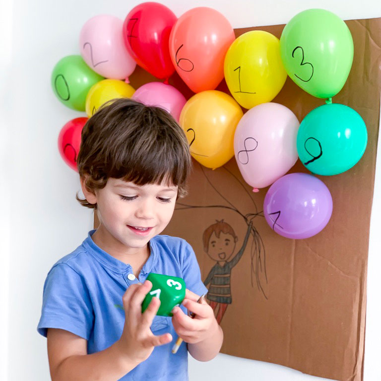number learning game with balloons for number recognition in preschoolers and toddlers