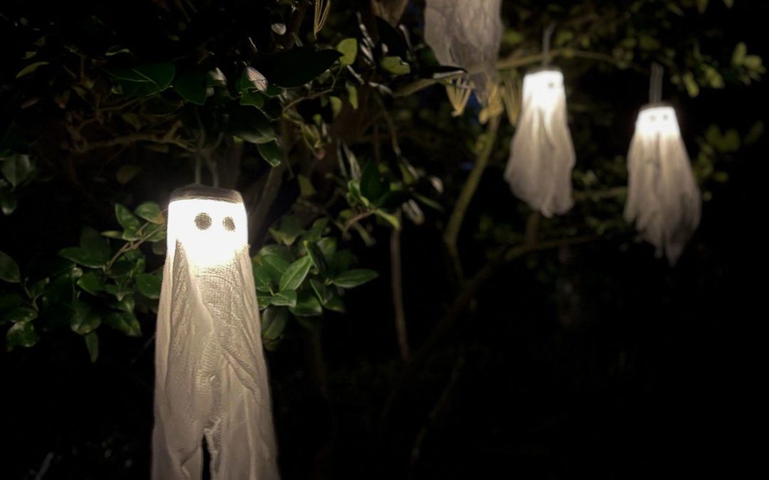 DIY Ghost – Easy & Inexpensive Halloween Decoration!